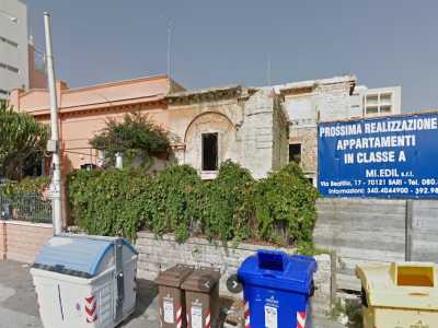 Sulla parte destra del fabbricato, fino al 2014, sorgeva un altro corpo di fabbrica con simili decorazioni...
